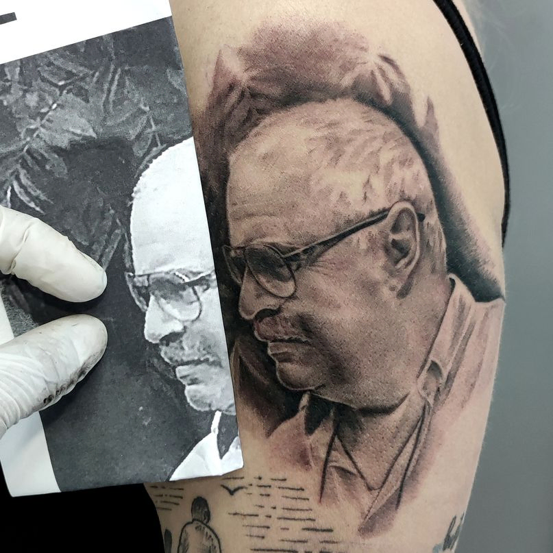 tatuaje retrato, cara de un padre realizado por tajada tattoo