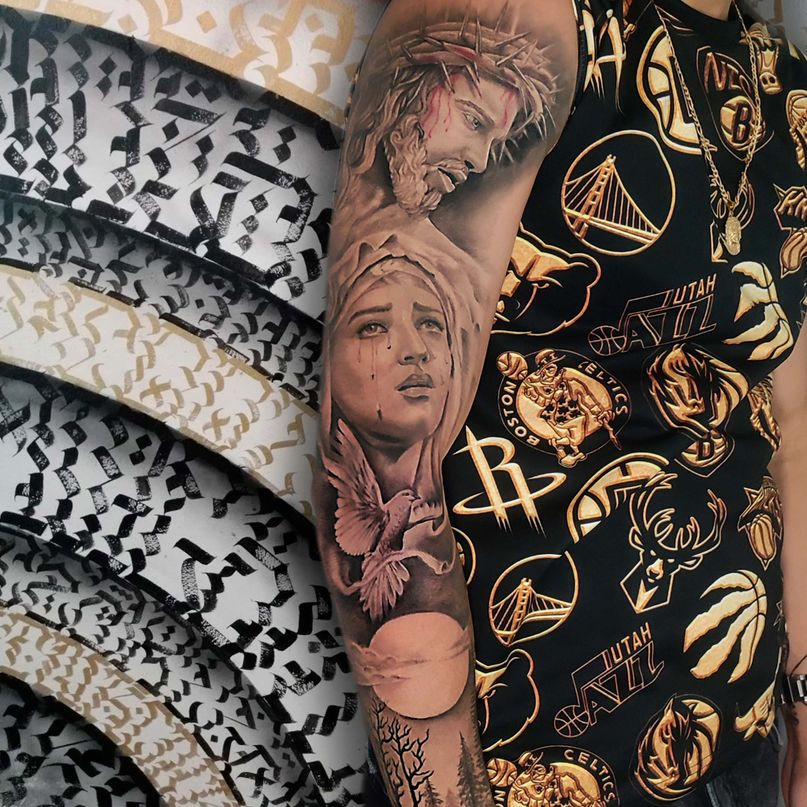 tatuaje religioso en brazo virgen y jesus