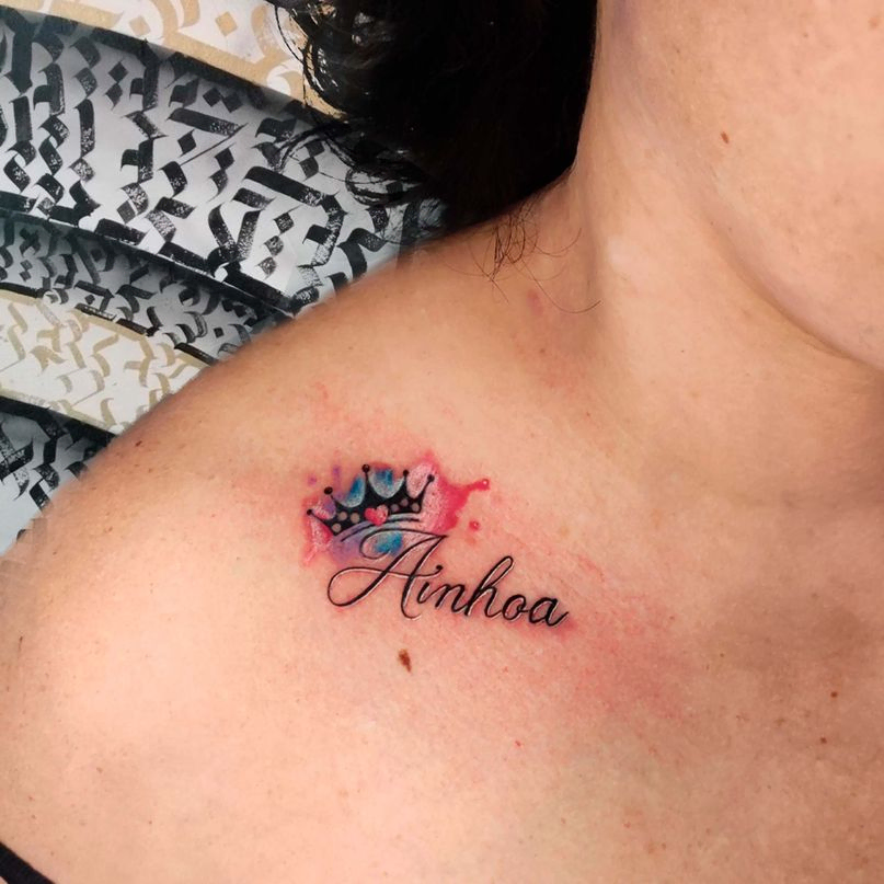 tatuaje de letras con manchas acuarela por tajada tattoo