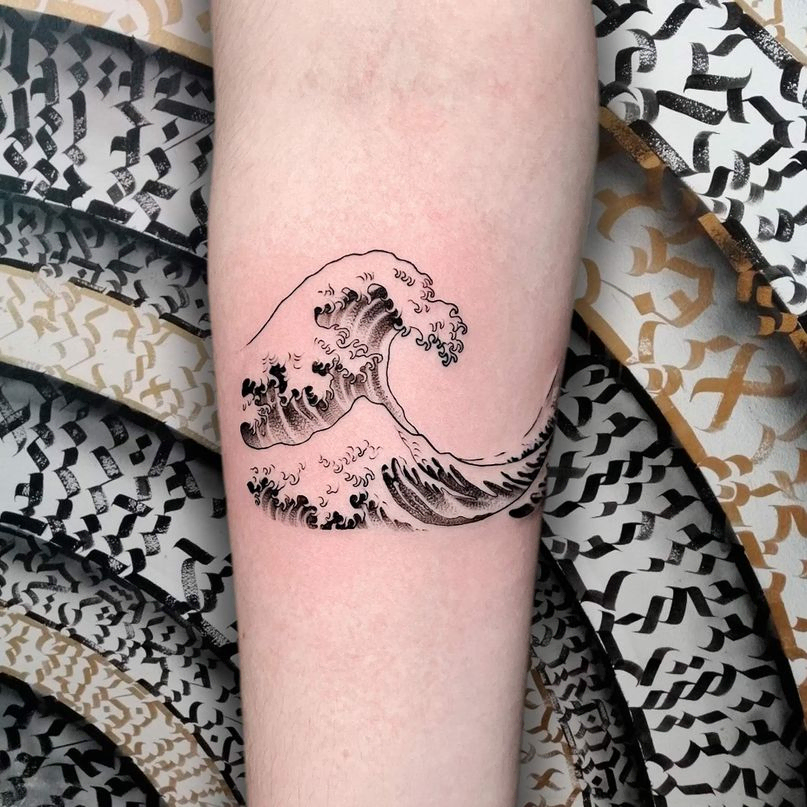 tatuaje de olas japonesas minimalista tattoo wave por crostattoo linea fina arte