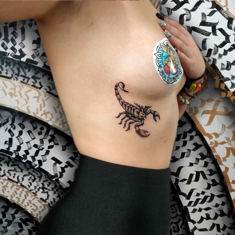 tatuaje escorpion en lateral debajo del pecho