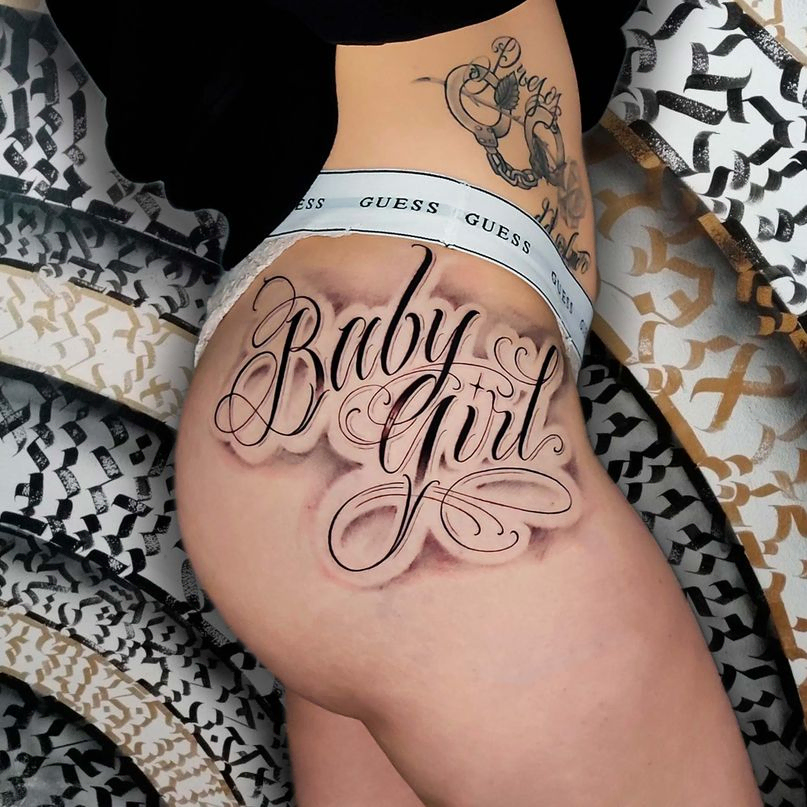 tatuaje baby girl para mujer en el culo por tajada tattoo